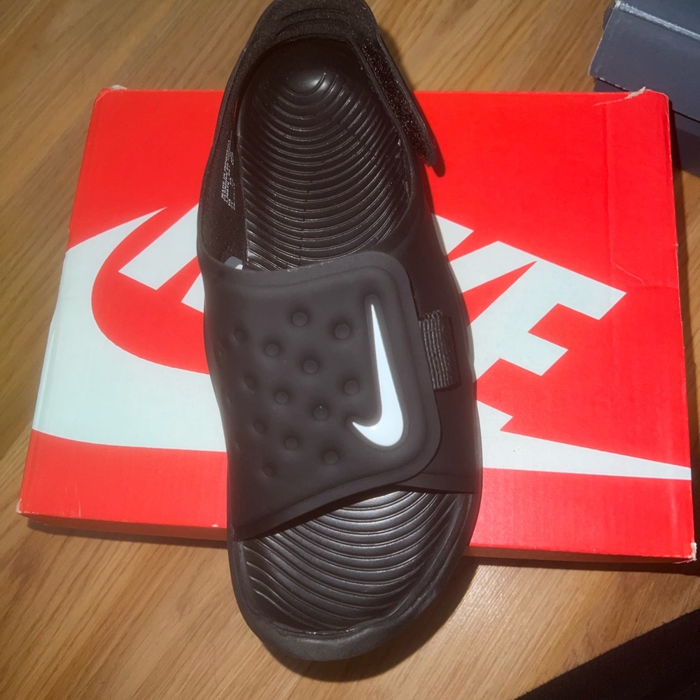 Nike Boys Sandal’s… Size 2